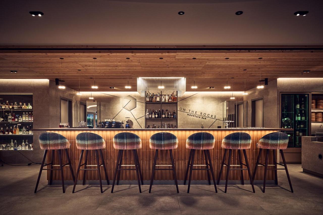 Falkensteiner Hotel Kronplatz - The Leading Hotels Of The World (Adults Only) Riscone Kültér fotó The bar at the 1011 Hotel