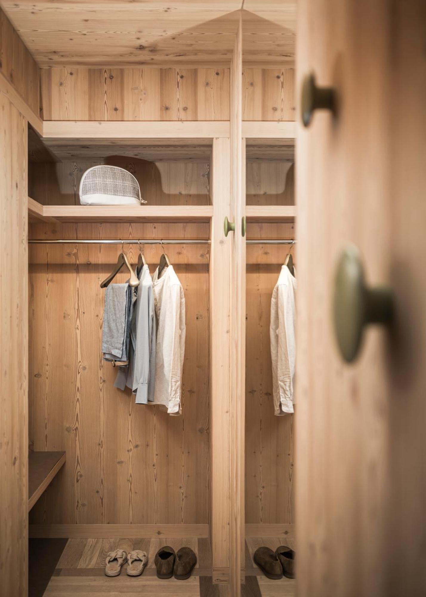 Falkensteiner Hotel Kronplatz - The Leading Hotels Of The World (Adults Only) Riscone Szoba fotó A wardrobe