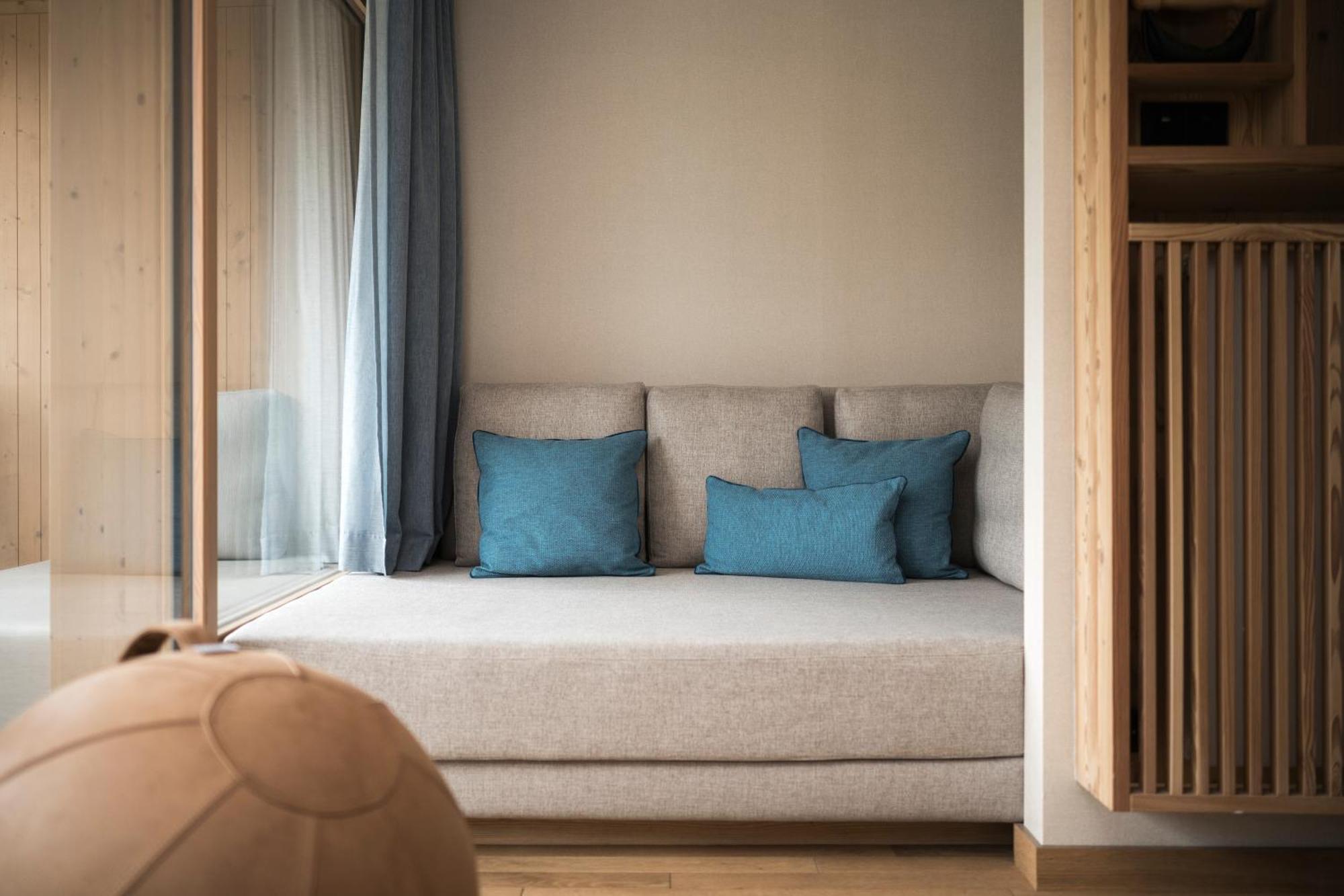 Falkensteiner Hotel Kronplatz - The Leading Hotels Of The World (Adults Only) Riscone Szoba fotó A sofa bed