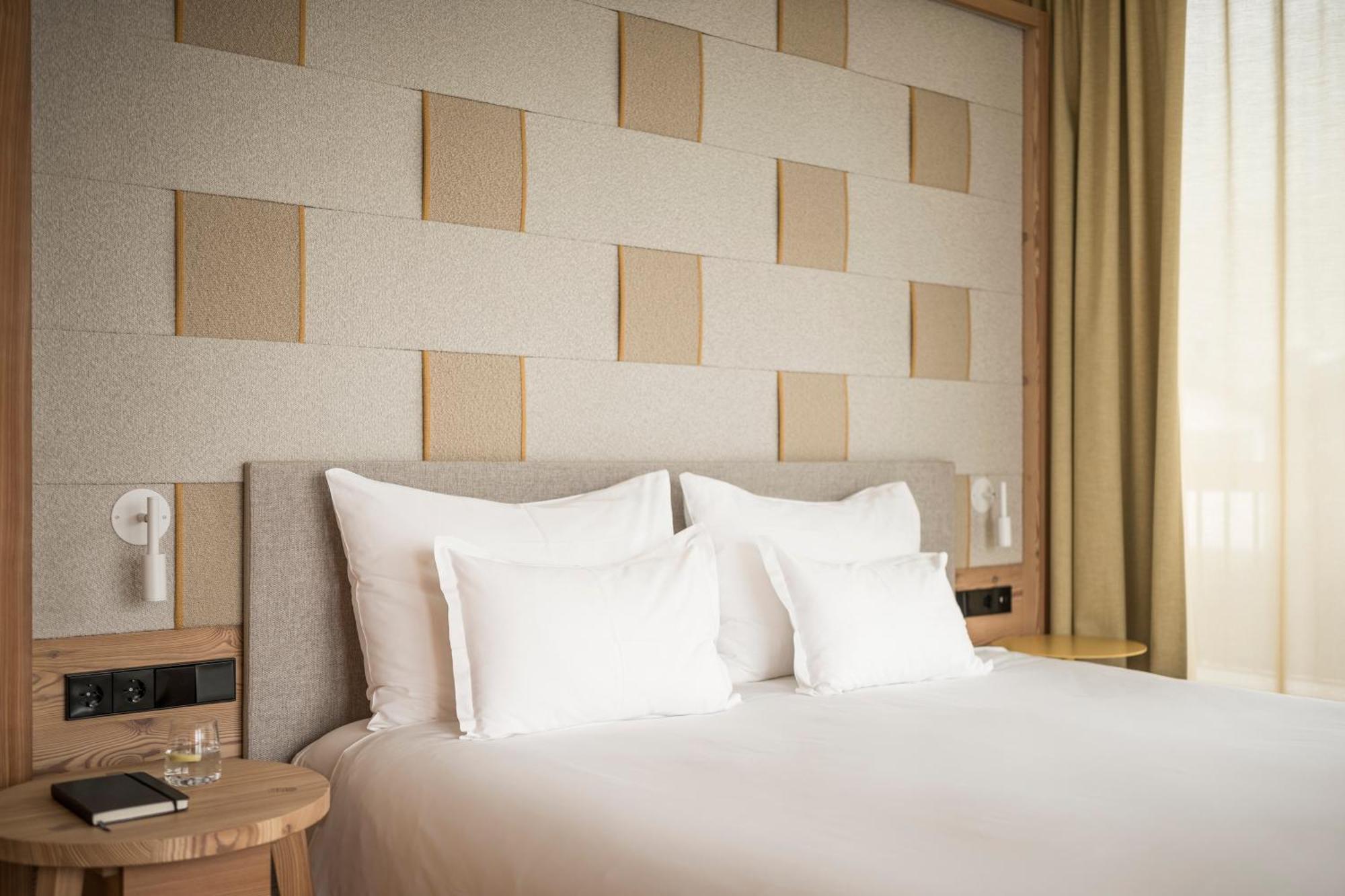 Falkensteiner Hotel Kronplatz - The Leading Hotels Of The World (Adults Only) Riscone Kültér fotó A bedroom at the hotel