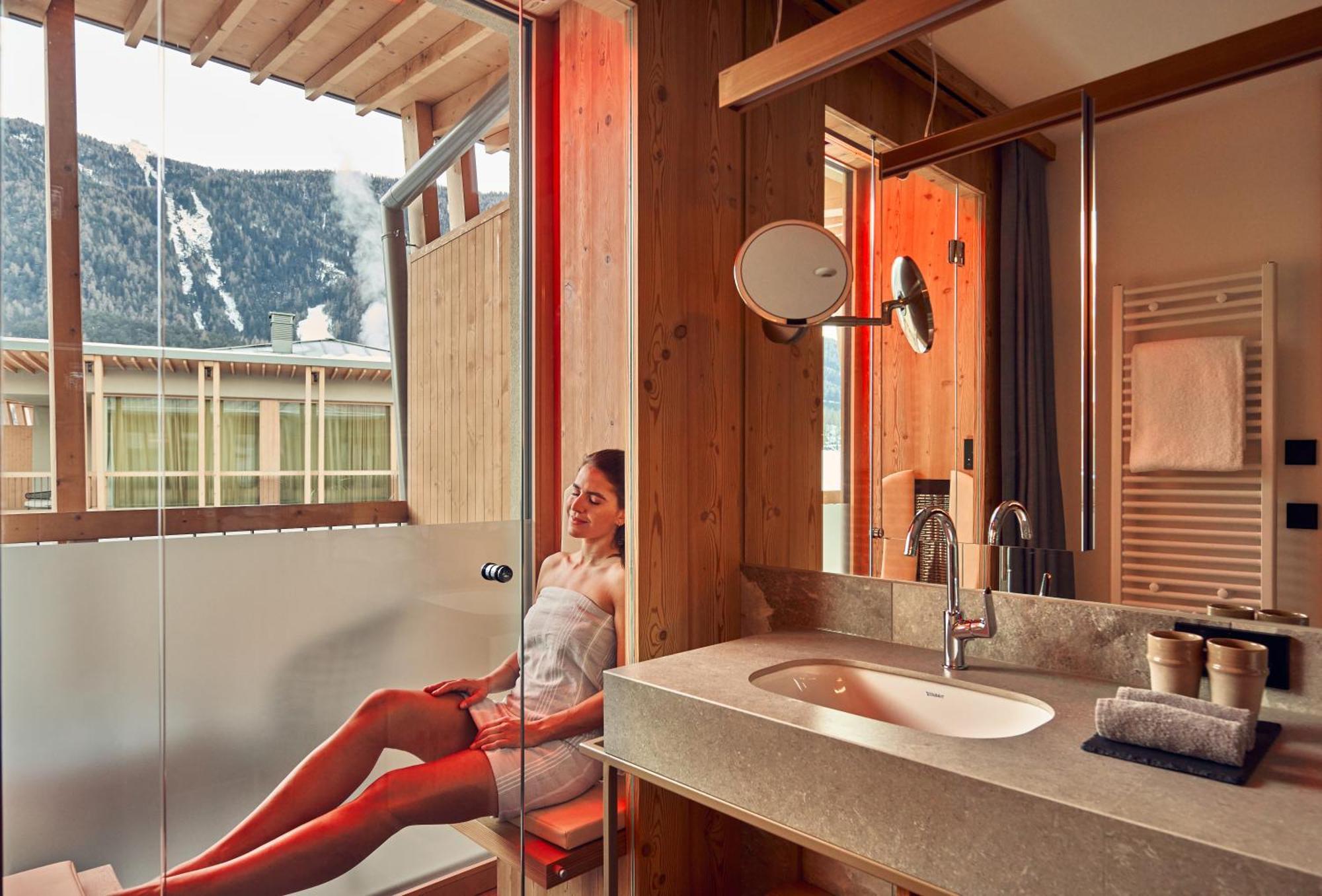 Falkensteiner Hotel Kronplatz - The Leading Hotels Of The World (Adults Only) Riscone Szoba fotó A woman in a shower